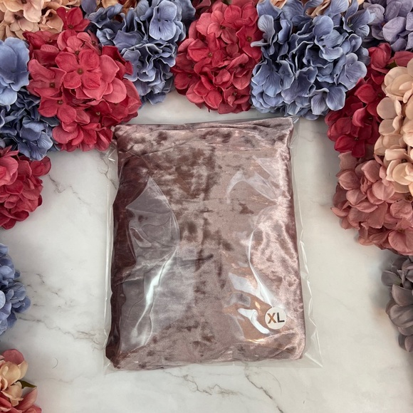 Sexy Plus Size Mauve Crushed Velvet Scoop Neck Mini Dress - Picture 12 of 13